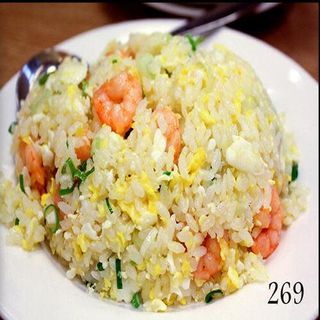 Arroz salteado con gambas, huevo y cebollita