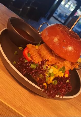 Chicken burger cu cartofi dippers si sos