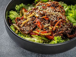 Теплий азійський салат з яловичини