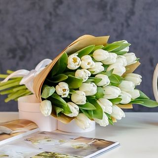 Buchet din 25 Lalele Albe în Hârtie Naturală