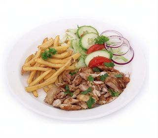 Plato con carne, ensalada y patatas