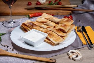 Baghete cu salam picant si cascaval