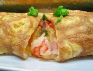 Omelete de camarão com salada