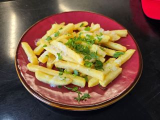 Cartofi prăjiți cu pătrunjel și usturoi