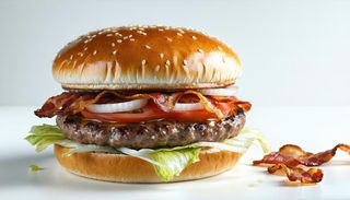 Baconburger  e una porzione di patate fritte rustiche inclusa