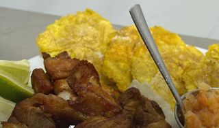 Patacones con torrezno