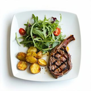 Plato con Carne, Patatas y Ensalada