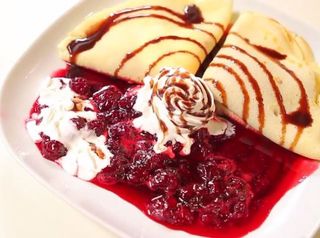 Palačinke sa vrućim višnjama i sladoledom