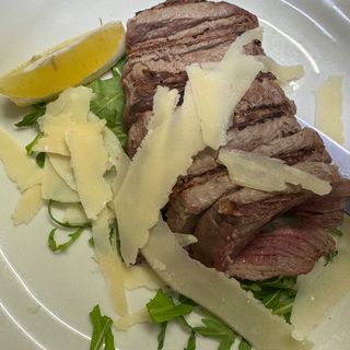 Tagliata con rucola e grana