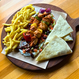 SOUVLAKI DE PUI CU CARTOFI PROASPETI PRAJITI (NECONGELATI)