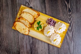 Salata de icre de crap cu paine prajita