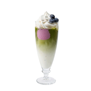 Jagodowa matcha latte