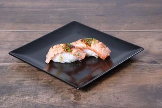 NIGIRI FLAMBEADO SALMON