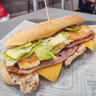Bocadillo De Pechuga De Pollo Y Queso