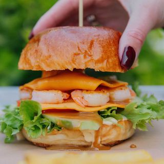 Бургер з креветками та картоплею фрі (360г)