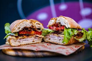 Porchetta, fontina, guanciale, BBQ, pomodoro, insalata