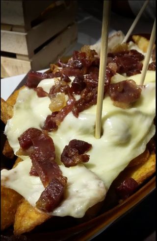 PATATE SPEZIATE CON SPECK E FORMAGGIO