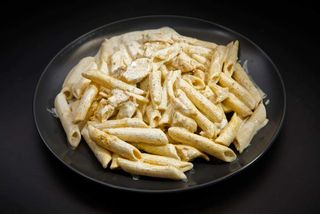 Pasta sa piletinom i karijem + Coca cola 0.33l