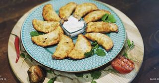 Мини-чебуреки с соусом "Тартар"