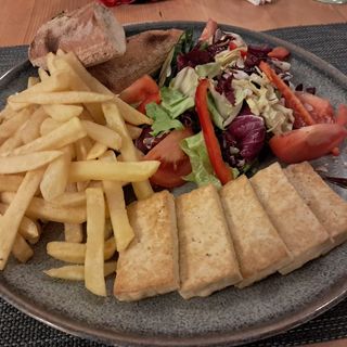 Tofu la gratar cu cartofi și salată asortată 460 gr