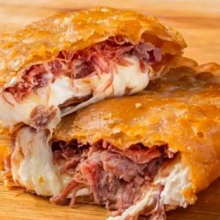 Pastel de carne seca com queijo