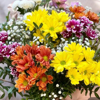Ramo grande de margaritas de colores. 