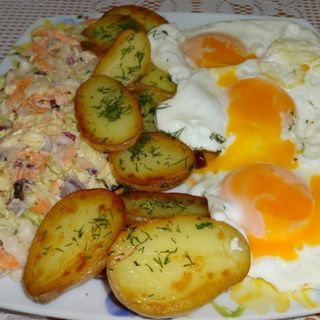 2 szt jajka sadzone,ziemniaki,surówka,zupa