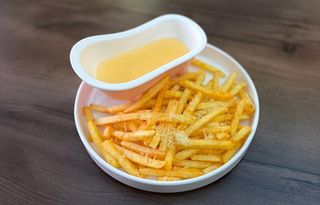 Сирна ванна з картоплею фрі та пармезаном 220г