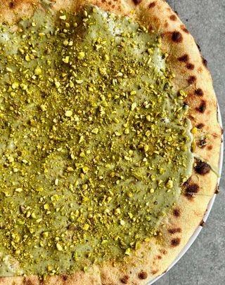 Pizza cu  crema dulce de fistic