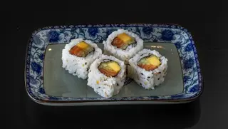 Uramaki de Salmão e Abacate