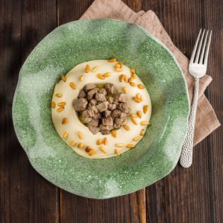 Hommos cu carne mini ras asfour si muguri de pin