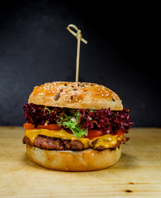 Classic burger porc 330gr (cu cartofi si sos)