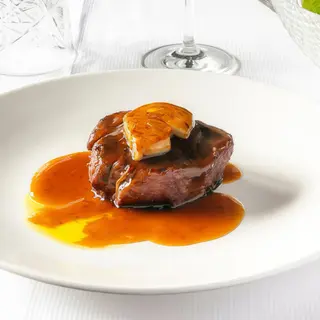 Solomillo a la sartén con foie de pato.