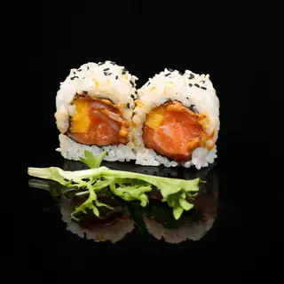 114. Uramaki de salmón mango y salsa de cacahuete (8uds)