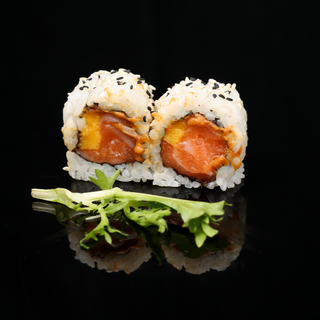 114. Uramaki de salmón mango y salsa de cacahuete (8uds)