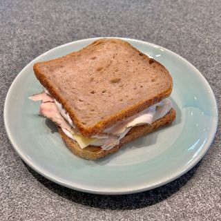 Toast fesa di tacchino edamer maio e tapenade