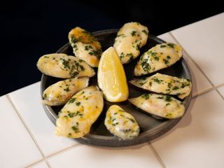 МІДІЇ ЗАПЕЧЕНІ з мідіями під сирним спайсі