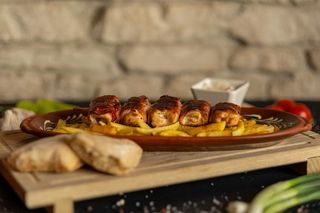Rolovani pileći ražnjići u slanini 200 gr + Coca Cola 0.5l