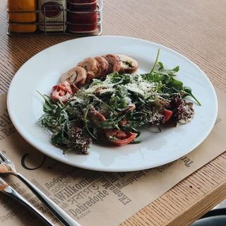 Salată cu rulada de pui