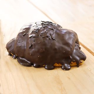 Croissant grande Toblerone con cobertura negra