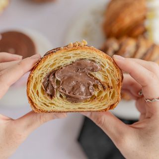 Desayuno Dulce De Croissant Relleno De Kinder