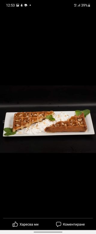 Гофрета с мед, орехи и пухкава сметана (250г)