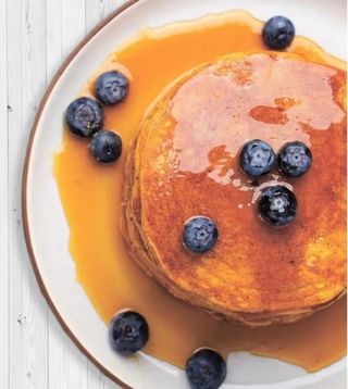 Pancakes cu sirop de arțar și afine