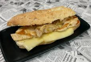 Bocadillo De Pechuga Con Queso