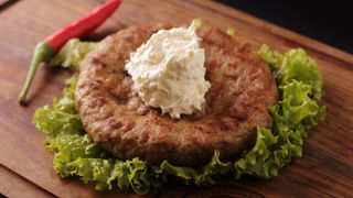 Pljeskavica na kajmaku