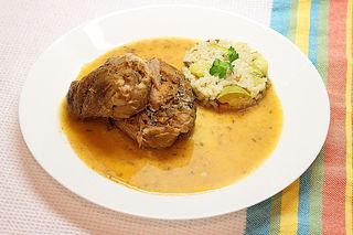 Задушен Свински Джолан С Картофено Пюре И Печен Сос (350г)