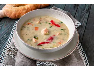 Supă muntenească cu somon afumat și brânză