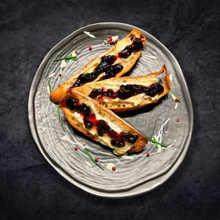 Bruschete cu camembert si dulceață de afine