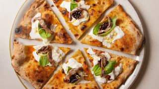 FOCACCIA - ANGIOINA - Base focaccia condita a crudo con stracciatella, pomodorino semidry, alici del Cantabrico, zest di