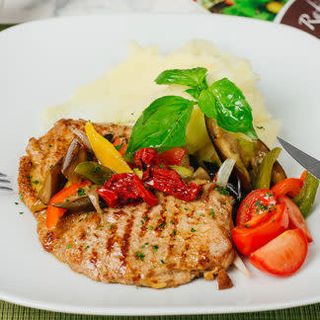 Стейк с соусом Бернез и картофелем Робюшон